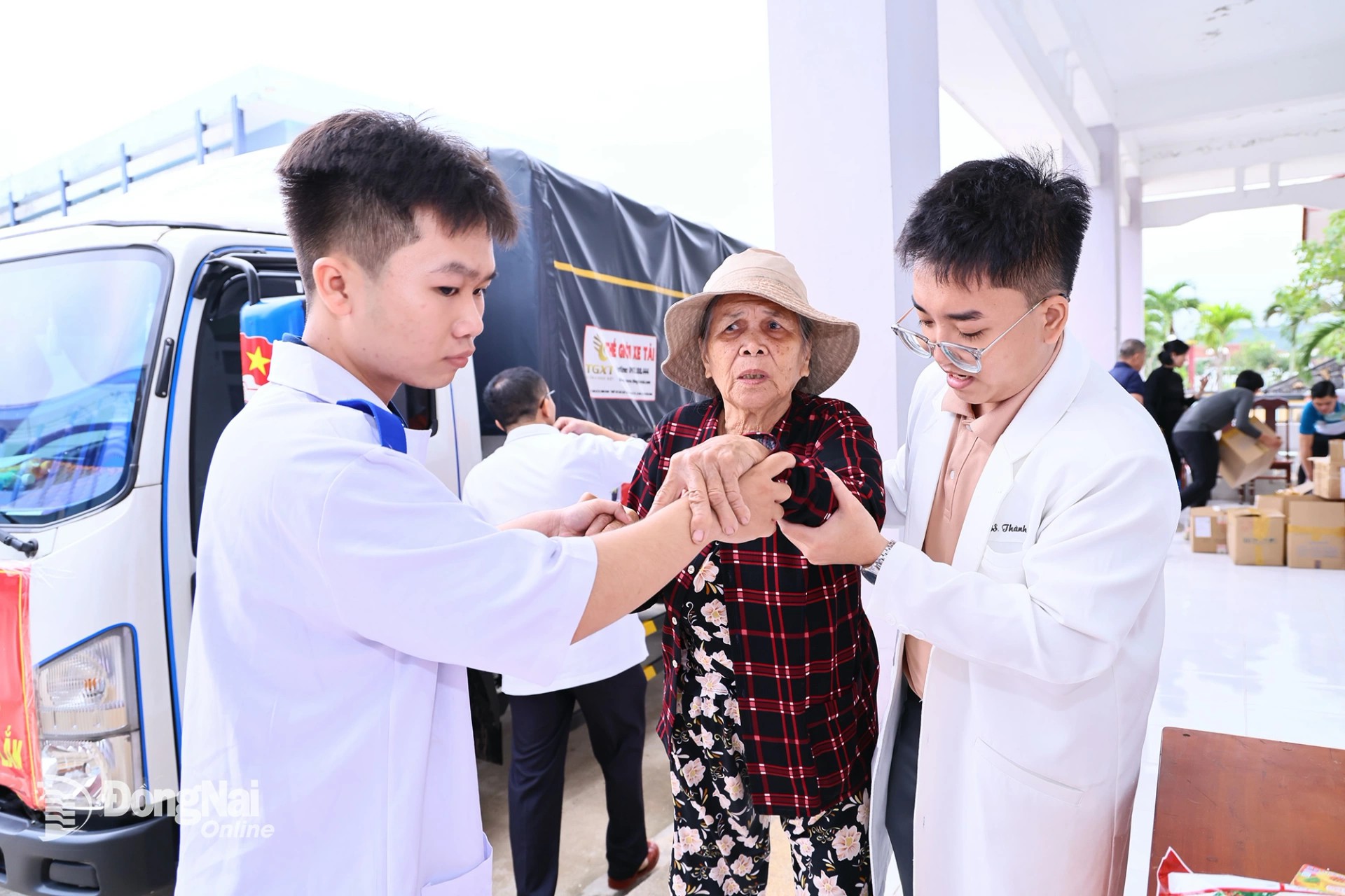 Khám bệnh, cấp thuốc, tặng quà cho gần 2 ngàn Sảnh Cá Cược Thể Thao Uy Tín Và Đẳng Cấp Nhất 2026 xã Sơn Thành, tỉnh Đắk Lắk