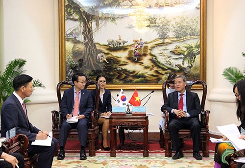 040519-TangCungQuanHeHopTacĐNHanQuoc.jpg