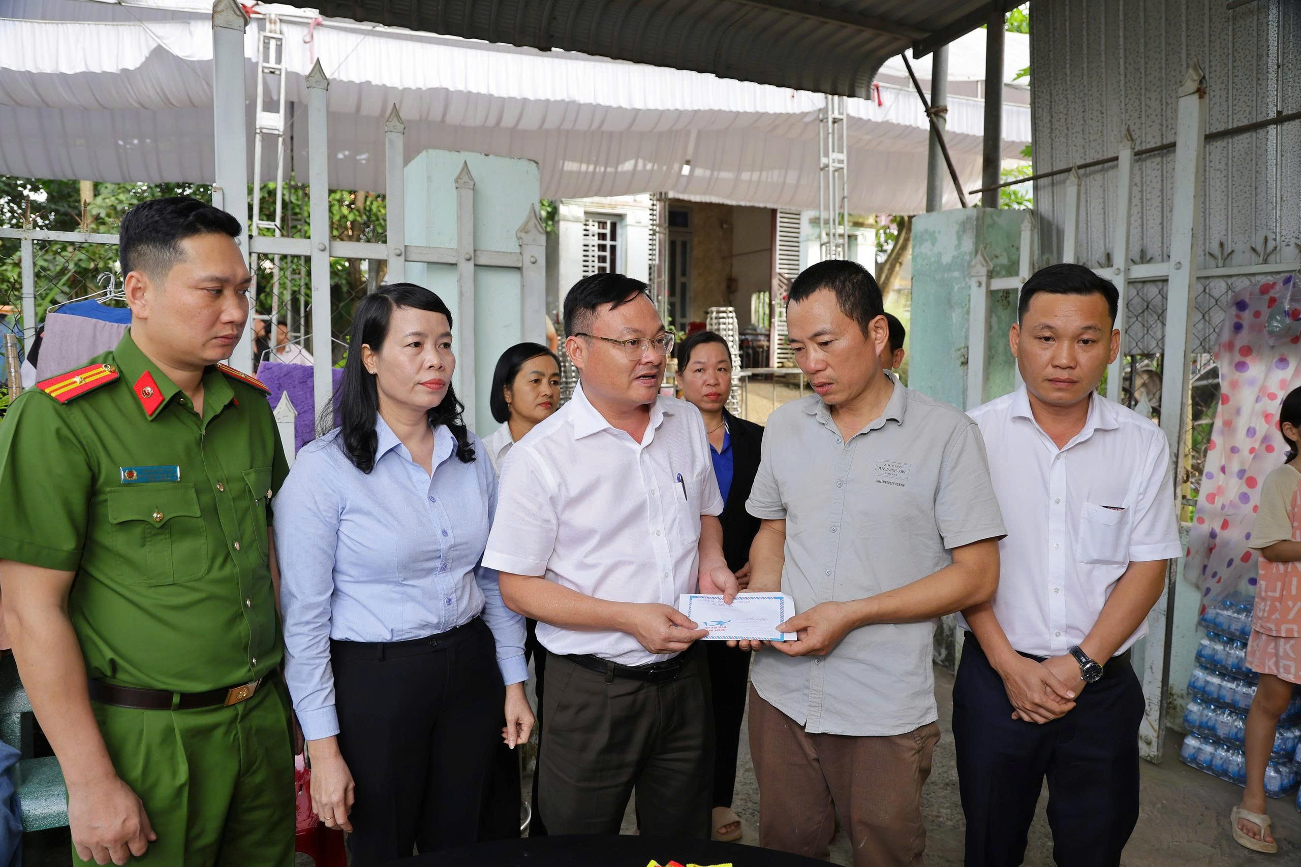 Lãnh đạo xã Trảng Bom đến chia buồn, động viên gia đình nạn nhân tử vong do tai nạn Link Đăng Ký Đăng Nhập Nhà Cái OK9 Chính Thức
