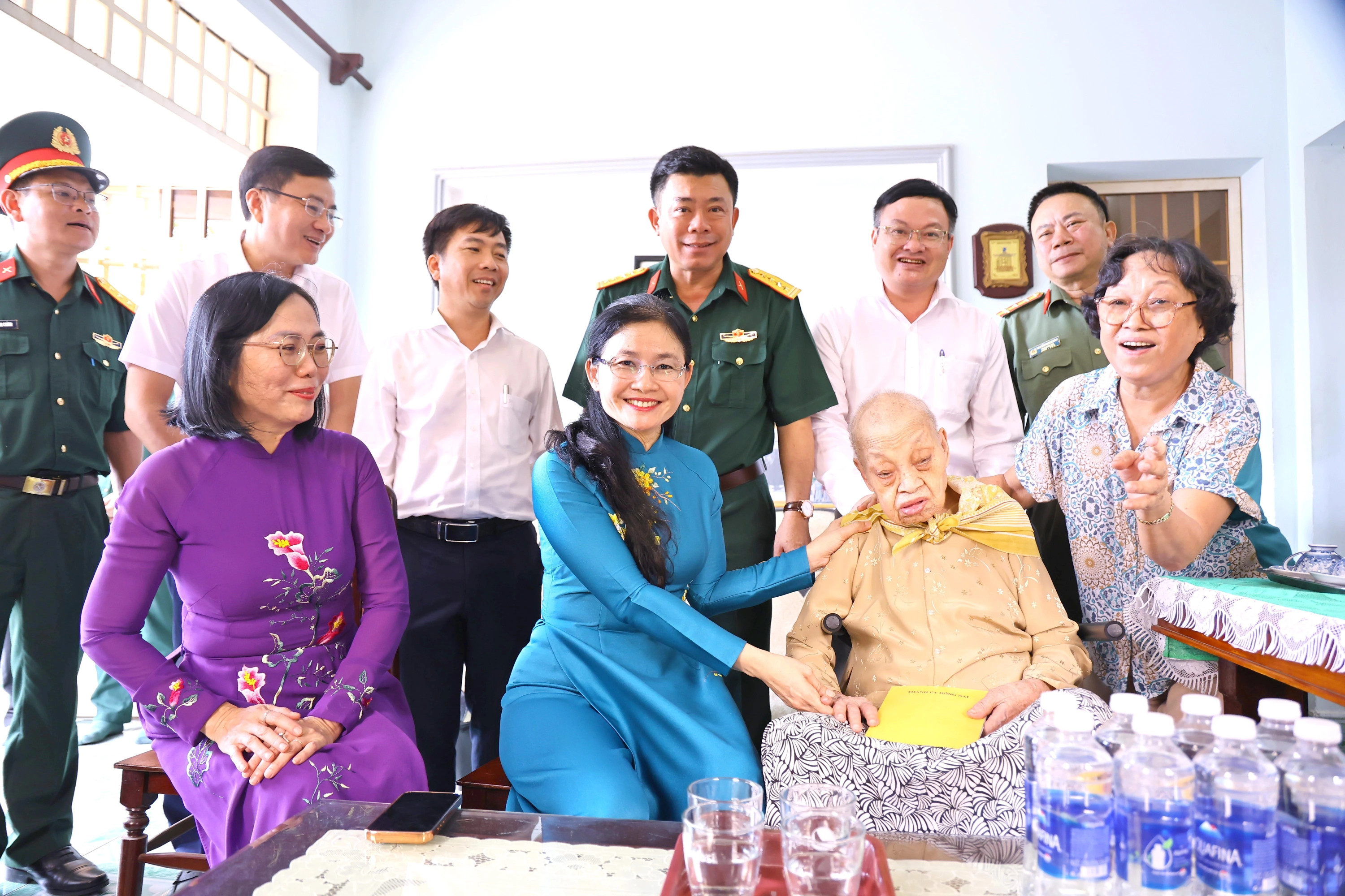 Đồng chí Tôn Ngọc Hạnh - Ủy viên Link Đăng Ký Đăng Nhập Nhà Cái OK9 Chính Thức Đảng, Phó Bí thư Thường trực Thành ủy, Chủ tịch HĐND Sảnh Cá Cược Thể Thao Uy Tín OK9 thăm, tặng quà Mẹ Việt Nam anh hùng Lê Thị Cơ