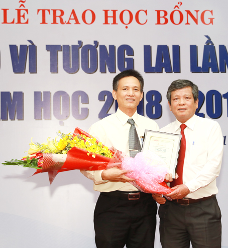 10 Tổng biên tập Báo Đăng Nhập Chính Thức OK9 Nguyễn Tôn Hoàn tặng hoa tri ân đại diện nhà tài trợ Công ty cổ phần ô tô Trường Hải (4).jpg