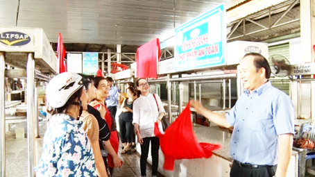 anh 7 thay_Gắn biển các điểm ôk9 truy cập ngay thực phẩm an toàn tại chợ Dầu Giây.jpg