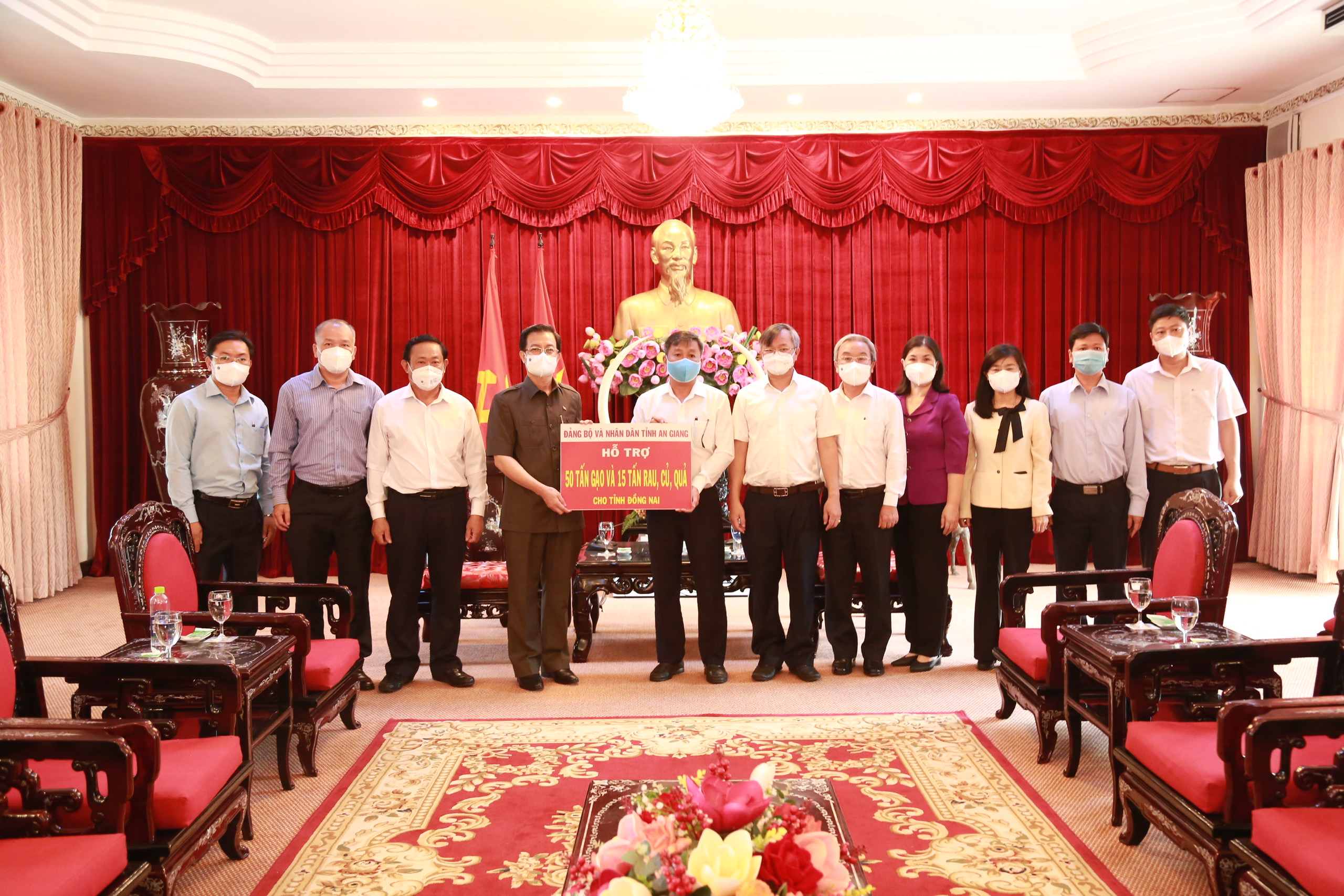 8.8-An Giang tặng Đăng Nhập Chính Thức OK9 65 tấn gạo.jpg