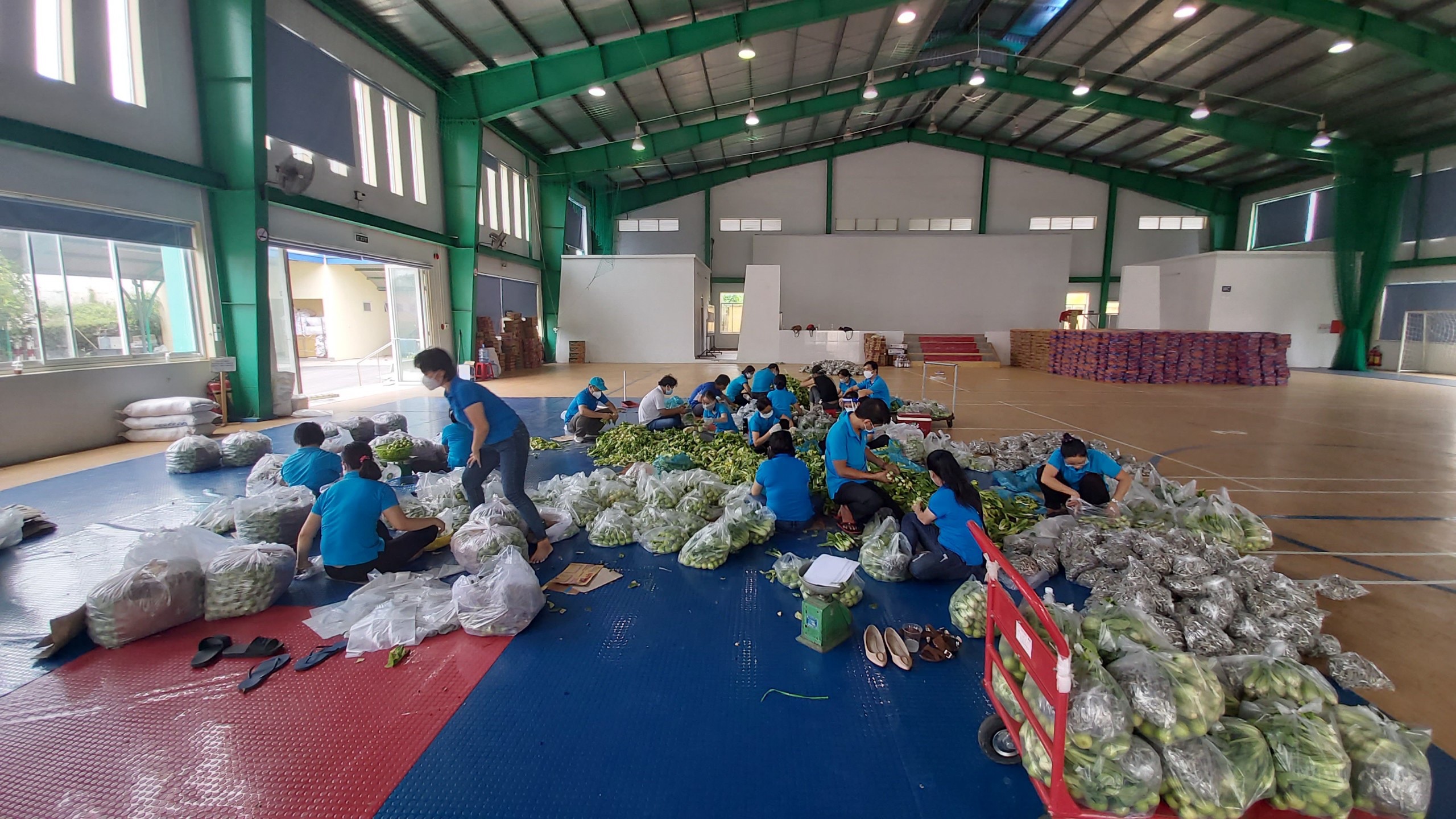 5.1-26-8-2021-tan soạn hàng hoá để tặng cho công nhân OK9 tự hào trở thành đối tác đồng hành cùng đội bóng huyền thoại AC Milan.jpg