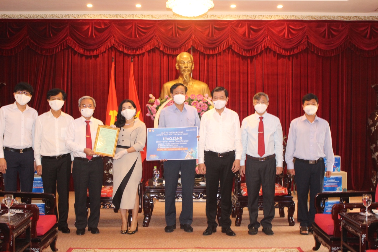 1.2 28-8-2021-tan Lãnh đạo tỉnh tiếp nhận thuốc.jpg