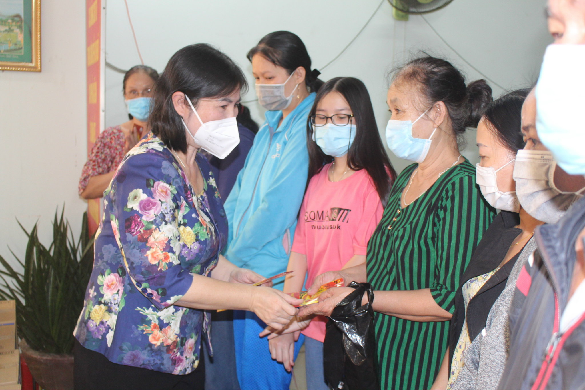 24.1-Tặng quà cho người nghèo.jpg