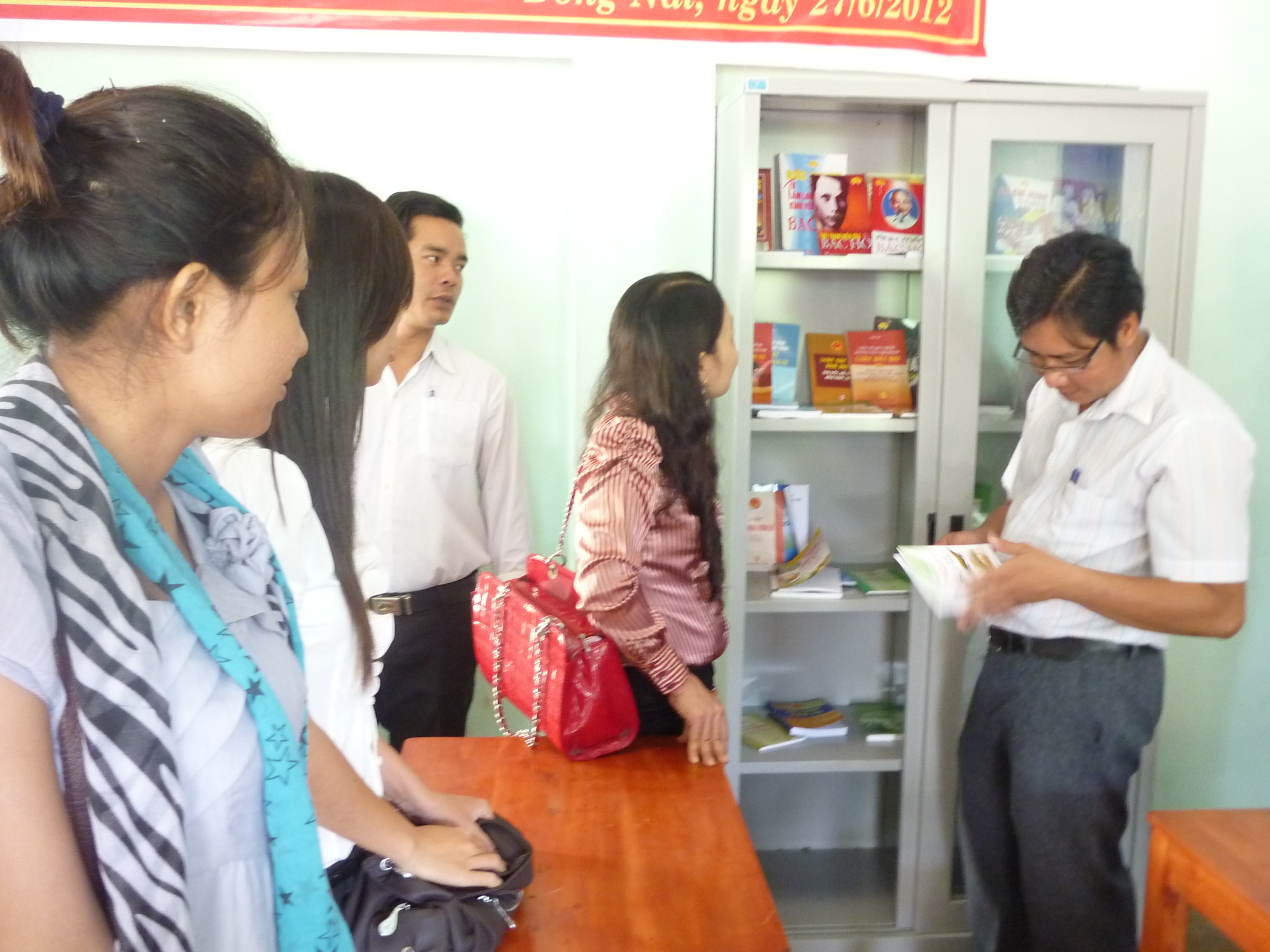 Tang tu sach.JPG