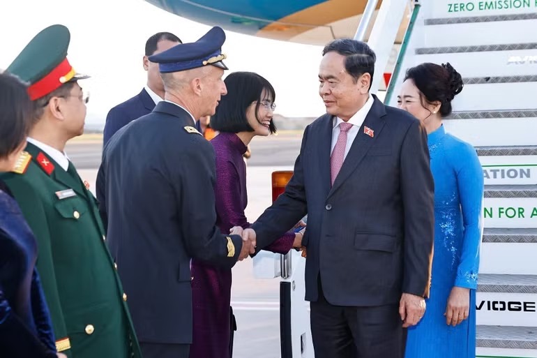 vna potal chu tich quoc hoi tran thanh manbat dau tham chinh thuc cong hoa 8694916 jpg avif