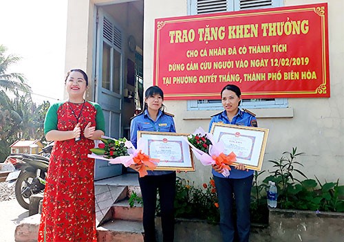 200219-TraoBangKhenUBNDTinh2NhanVienGacChan.jpg