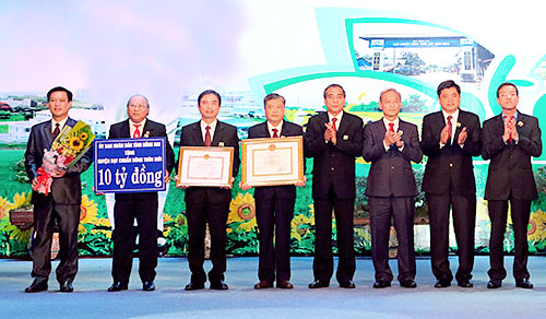 20-06-2016_traobangcongnhandatchuanNTMchohuyenlongthanh_phu.jpg